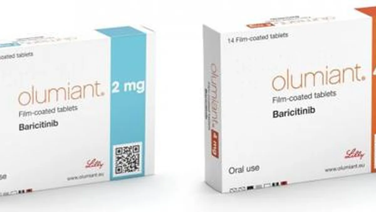 医生正在为患者解释巴瑞克替尼2mg的用药疗程和评估周期