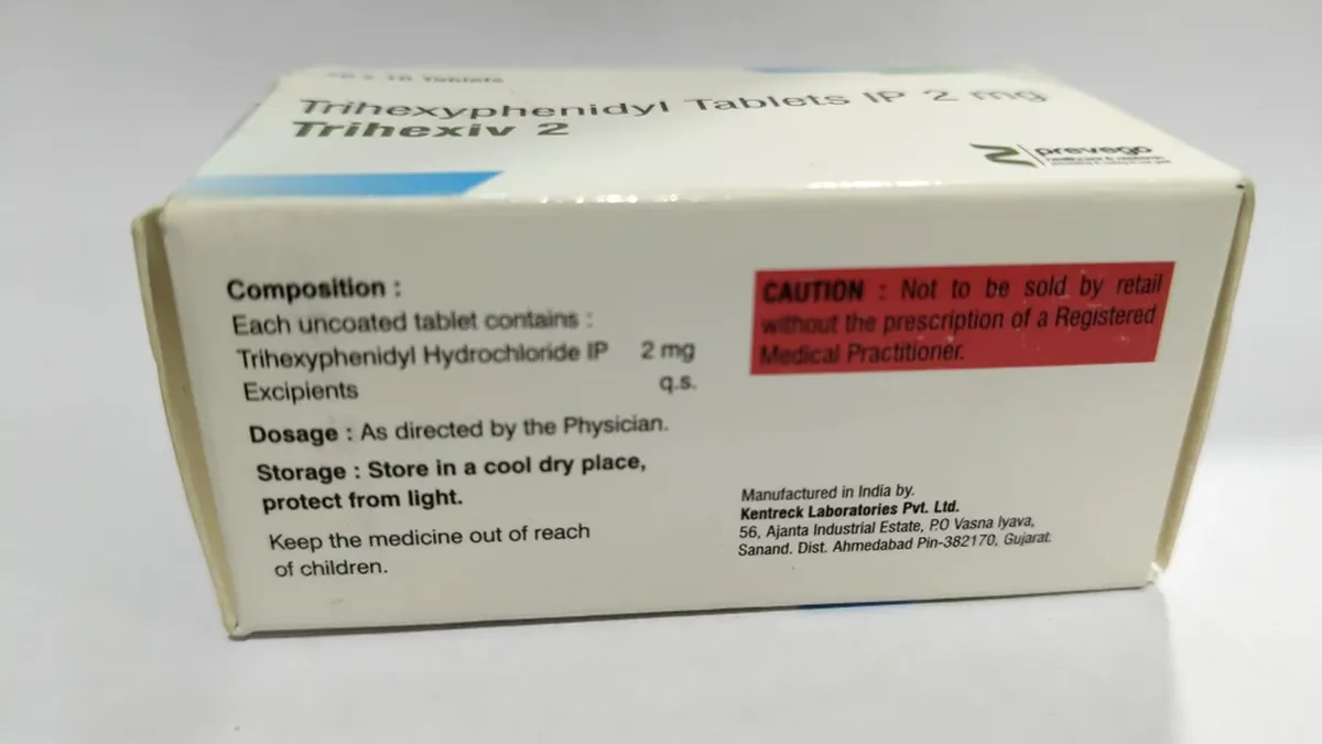 类风湿患者正在记录饮食日记,旁边放着巴瑞克替尼2mg药盒