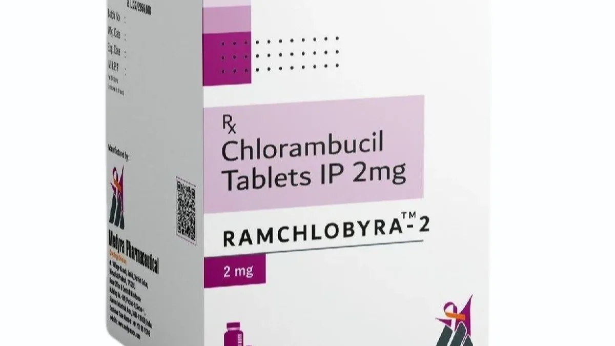患者手持巴瑞克替尼2mg药盒,正在阅读说明书